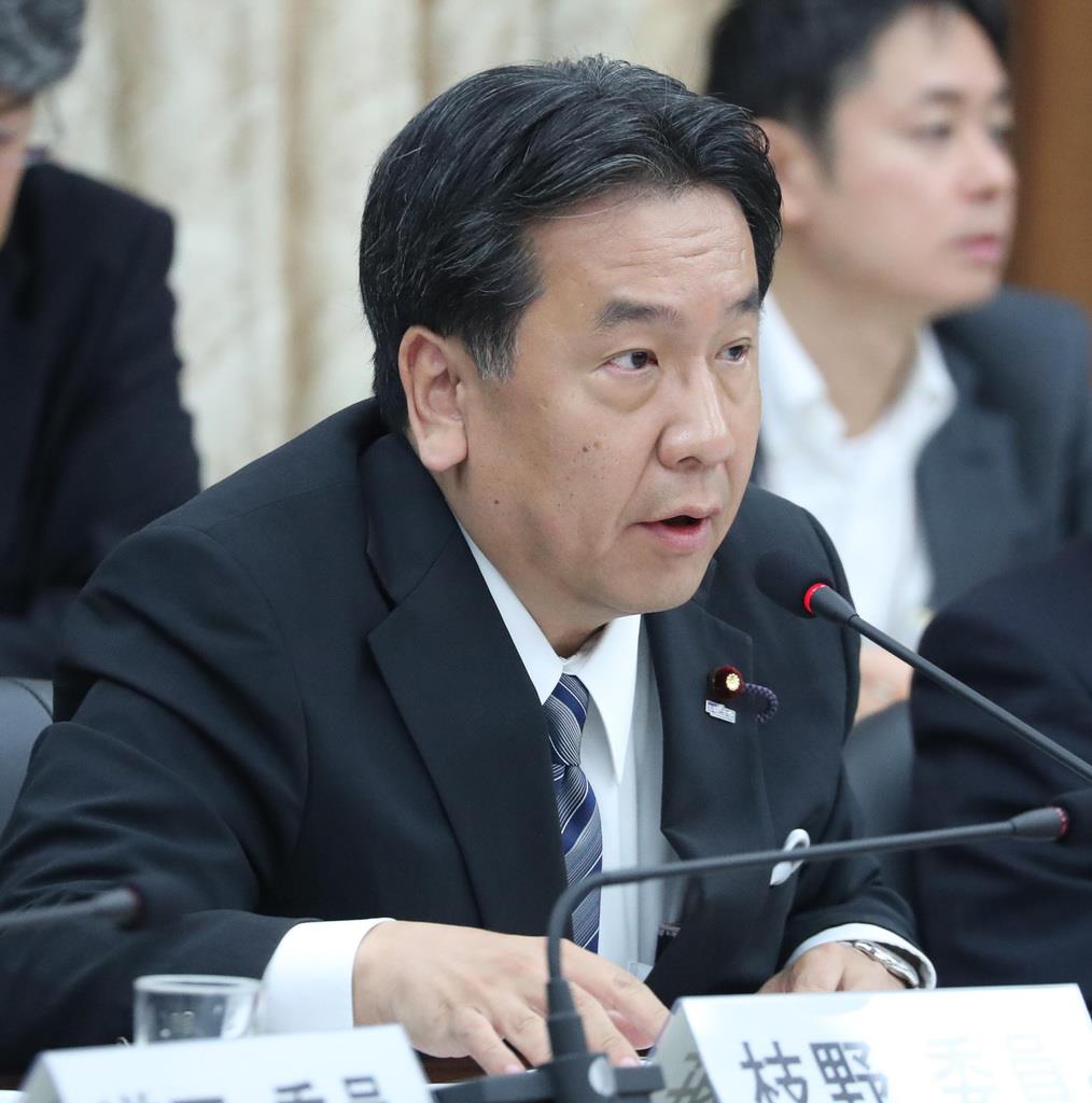 衆院憲法審査会で参考人へ質問する立憲民主党・枝野幸男代表=9日午前、国会・衆院第18委員室(春名中撮影)