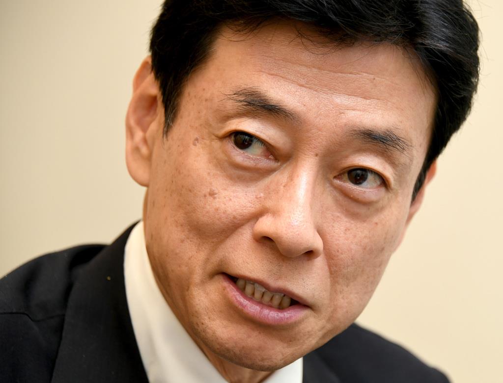 インタビューに答える西村康稔官房副長官=30日、首相官邸(酒巻俊介撮影)