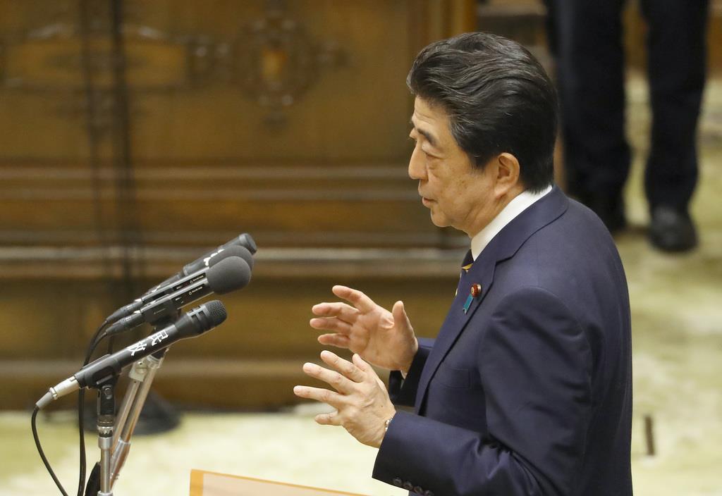 【政治 党首討論・国家基本政策委員会合同審査会】立憲民主党の枝野幸男代表との党首討論に臨む安倍晋三首相=19日午後、国会・衆院第1委員室(納冨康撮影)