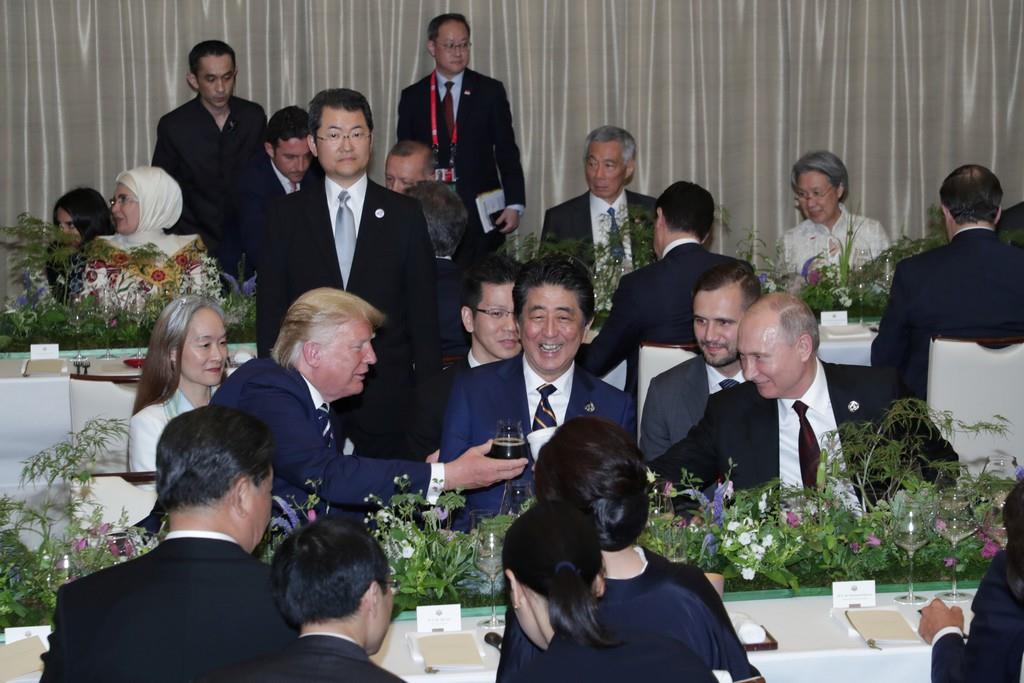 夕食会で歓談する(左から)トランプ米大統領、安倍晋三首相、プーチン露大統領=6月28日、大阪市(ロイター)