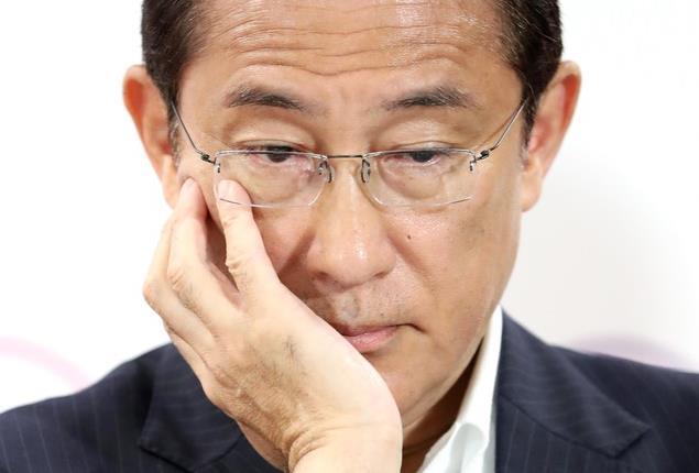 開票状況を伝えるモニターを見つめる岸田文雄政調会長=21日午後、東京・永田町の自民党本部(佐藤徳昭撮影)