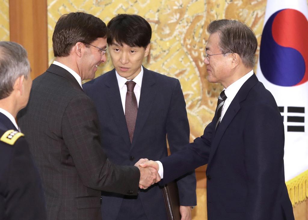 訪韓中のエスパー米国防長官と握手する韓国の文在寅大統領=ソウル(AP)