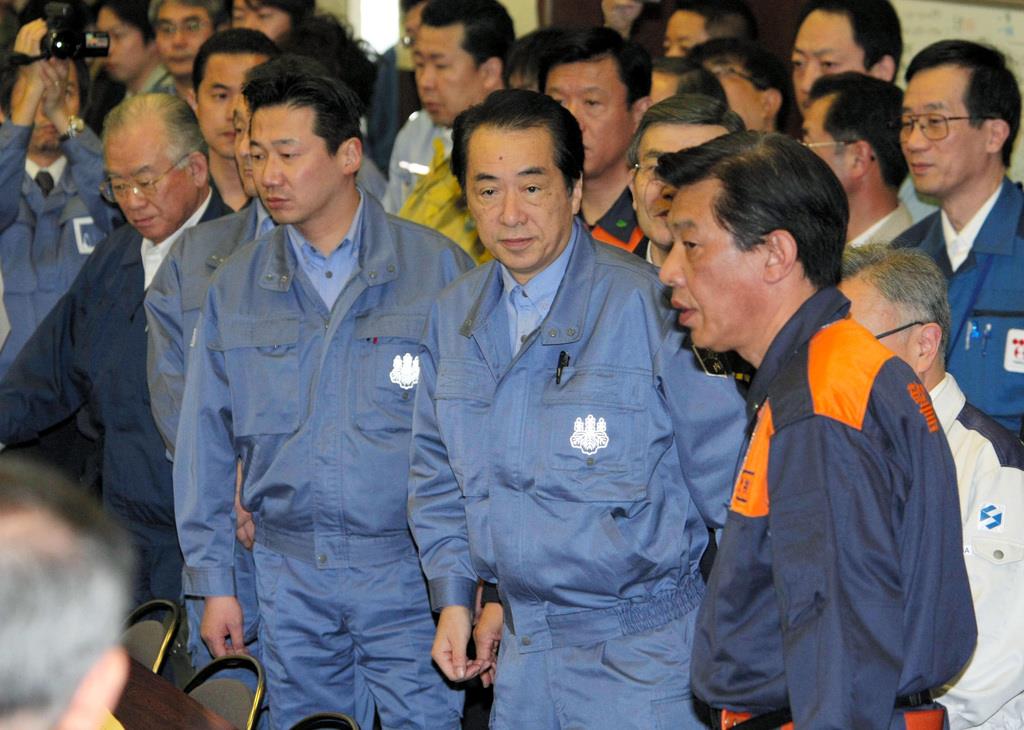 東日本大震災の後、対策本部を視察する菅首相（中央）＝２０１１年、福島県庁（代表撮影）