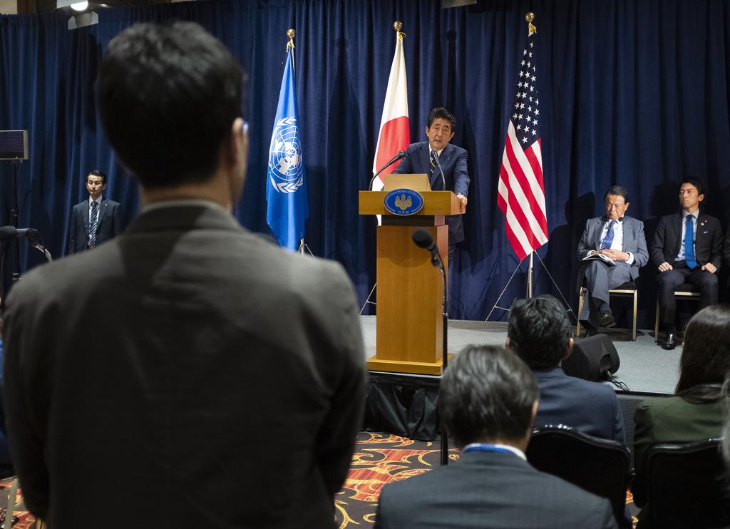 記者会見に臨む安倍晋三首相(右から3人目)=25日、ニューヨーク(AP)