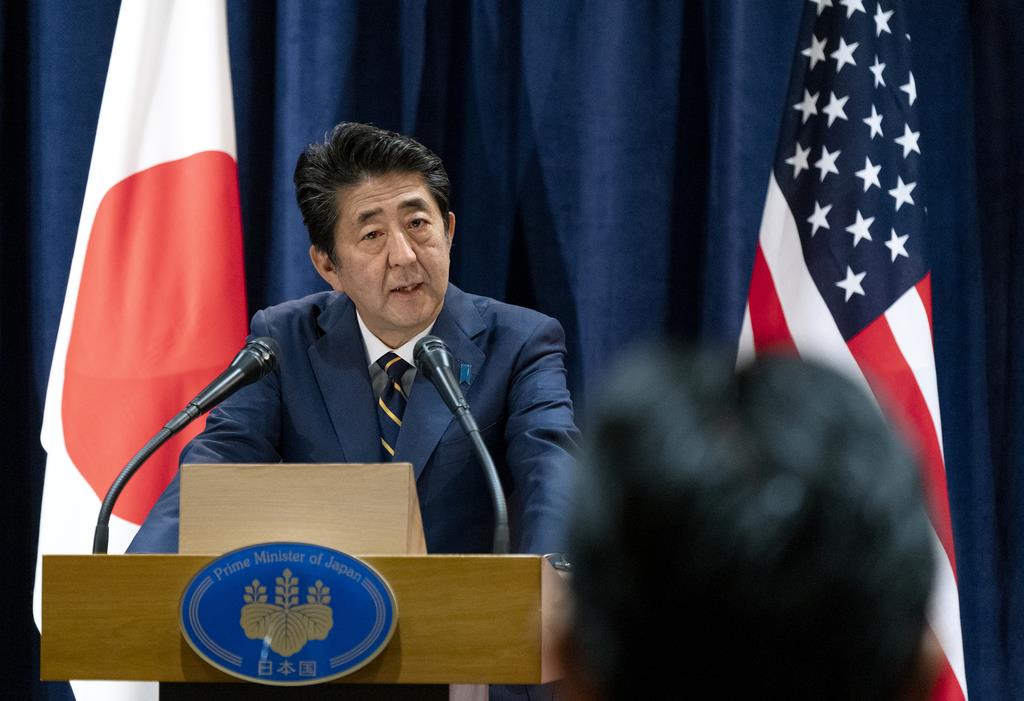 記者の質問に答える安倍晋三首相=25日、ニューヨーク(AP)