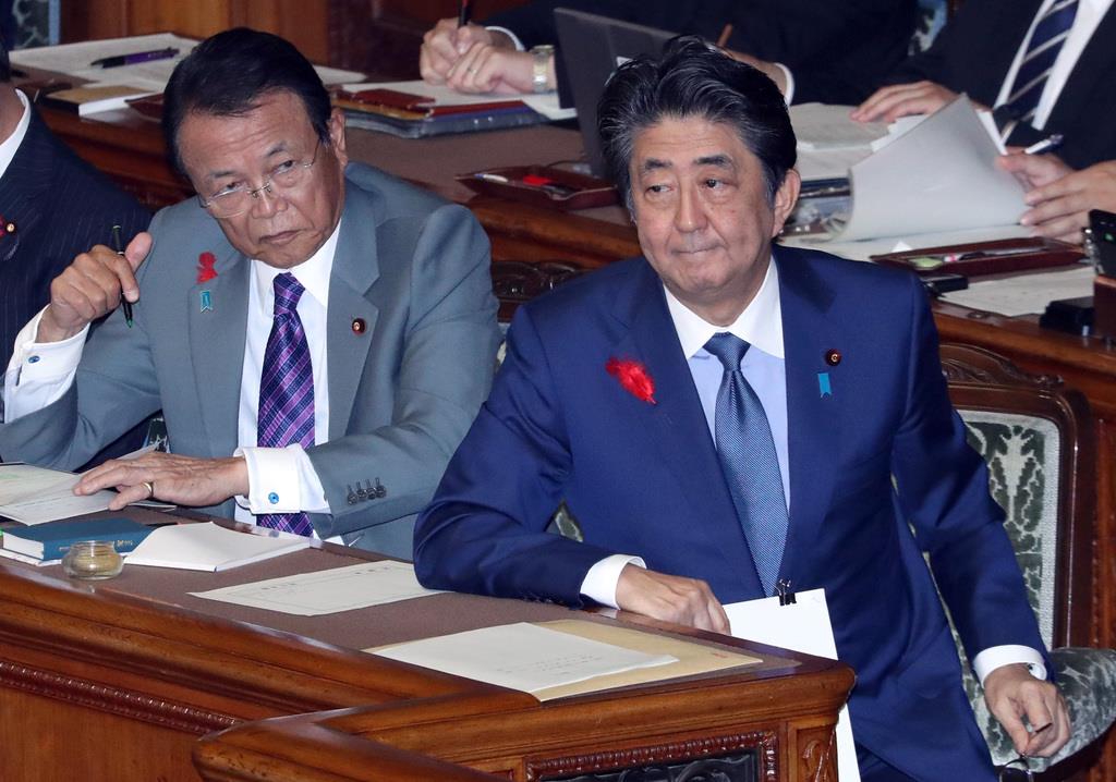 参院本会議に臨む安倍晋三首相と麻生太郎副総理兼財務相(左)=8日午前、国会(春名中撮影)