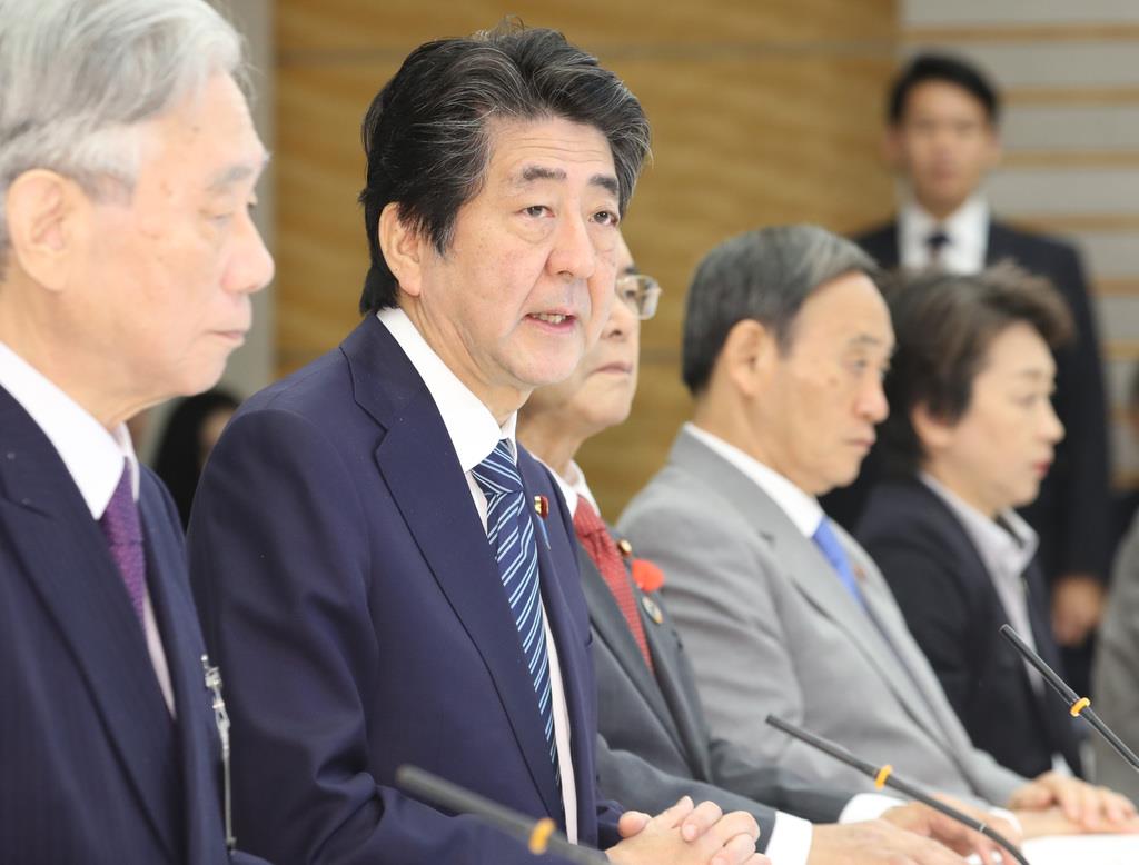 宇宙開発戦略本部会合で発言する安倍晋三首相(手前から2人目)=18日、首相官邸(春名中撮影)