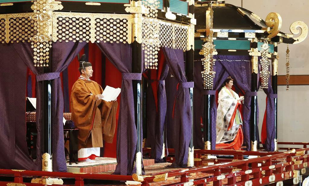 「即位礼正殿の儀」で、玉座「高御座」から即位を宣言される天皇陛下。奥は「御帳台」に立たれる皇后さま=22日午後1時17分、宮殿・松の間