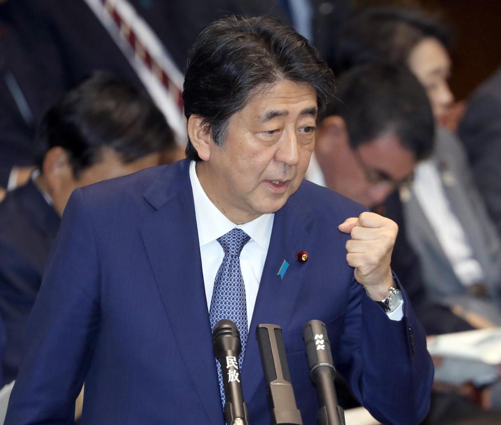 参院予算委員会で答弁する安倍晋三首相=10月16日午後、国会・参院第一委員会室(春名中撮影)
