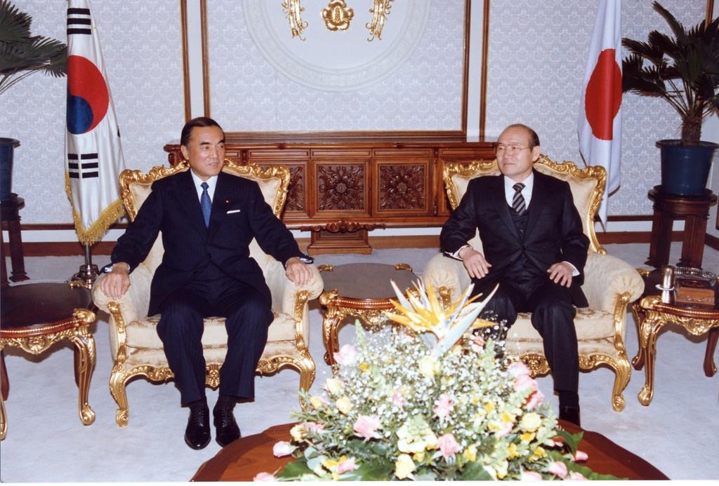1983年1月、韓国を電撃訪問し、全斗煥大統領(右)と会談=ソウル(中曽根康弘事務所提供)