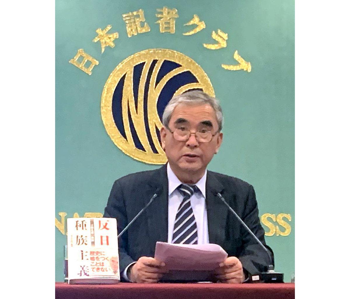記者会見する李栄薫元ソウル大教授(右)=11月21日、東京・内幸町(原川貴郎撮影)