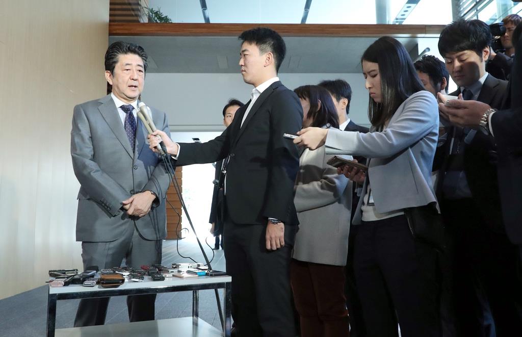 桜を見る会・前夜祭について記者団の質問に答える安倍晋三首相=11月18日、首相官邸(春名中撮影)