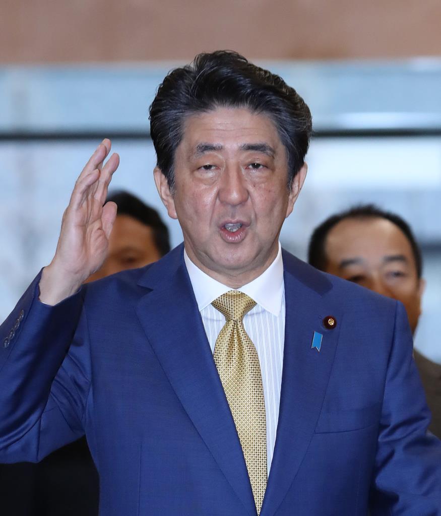 首相官邸に出邸する安倍晋三首相(春名中撮影)
