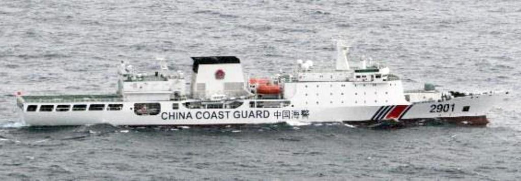 大口径の砲を装備した１万トン級中国公船（海上保安庁提供）