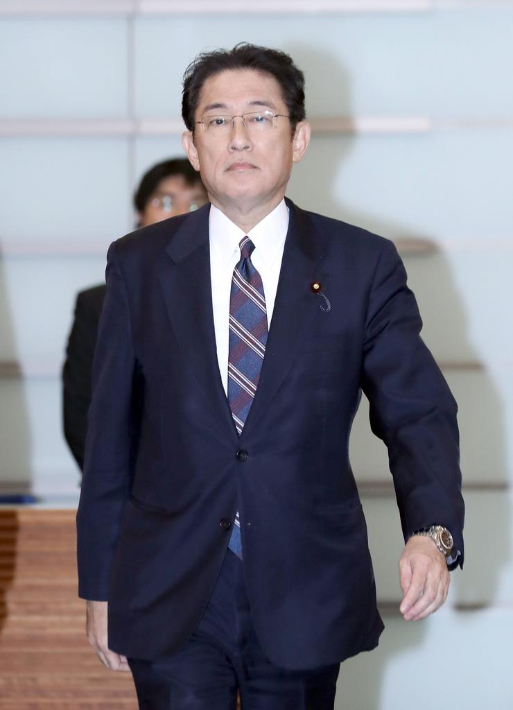 安倍晋三首相との面会のため首相官邸に入る自民党の岸田文雄政調会長=12月19日、首相官邸(春名中撮影)