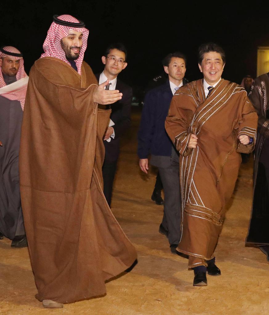 サウジアラビア・ウラー近郊で会談会場に向かうムハンマド皇太子(左)と安倍晋三首相=1月12日(代表撮影・共同)