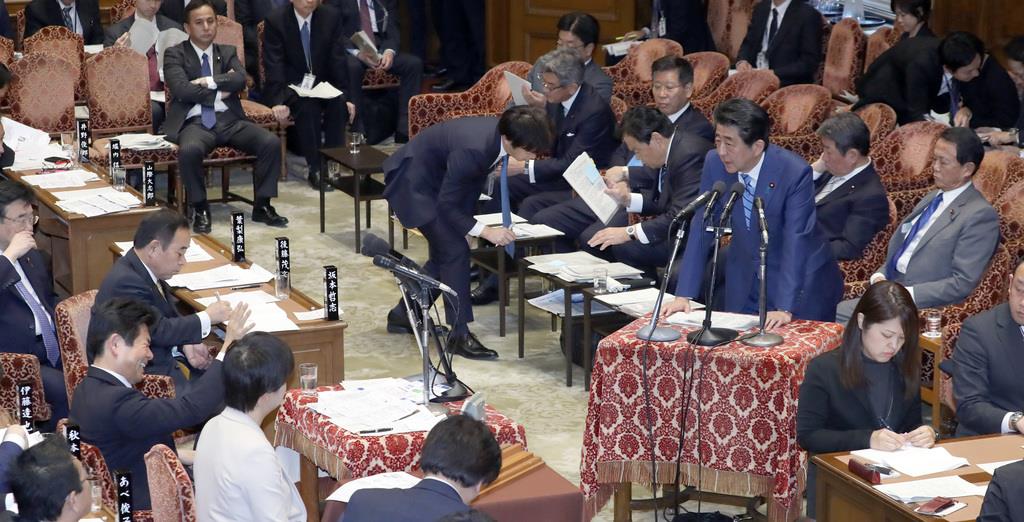 衆院予算委員会で無所属・山井和則氏(左)の質問に答弁する安倍晋三首相=31日午前、国会・衆院第1委員室(春名中撮影)