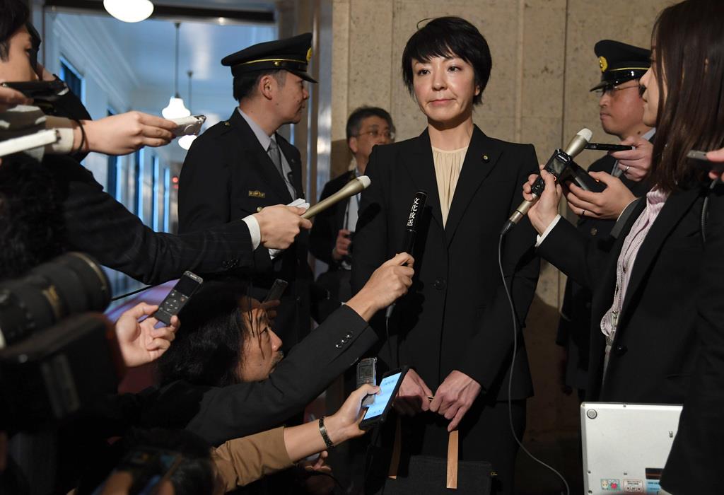 本会議前に記者の取材に応じる自民党の河井案里参院議員=1月20日午前、国会内(鴨川一也撮影)