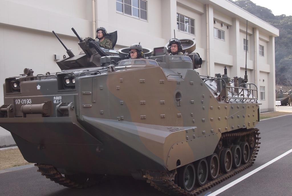 視察先の陸上自衛隊相浦駐屯地で、水陸機動団が運用する水陸両用車「AAV7」に乗る河野太郎防衛相=8日午後、長崎県佐世保市
