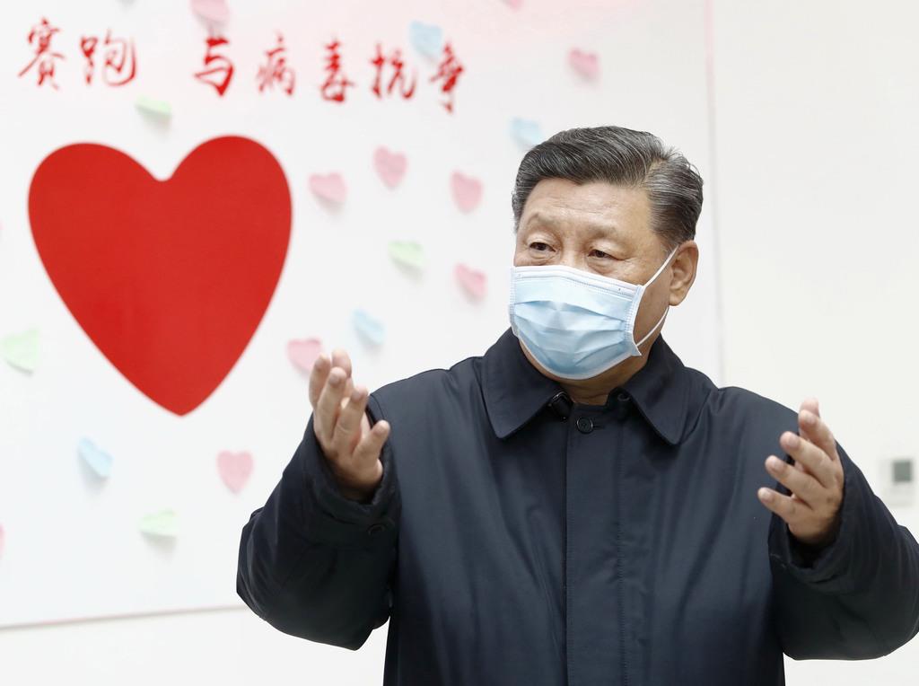 マスク姿で北京市内の施設を視察する中国の習近平国家主席=10日(新華社=共同)