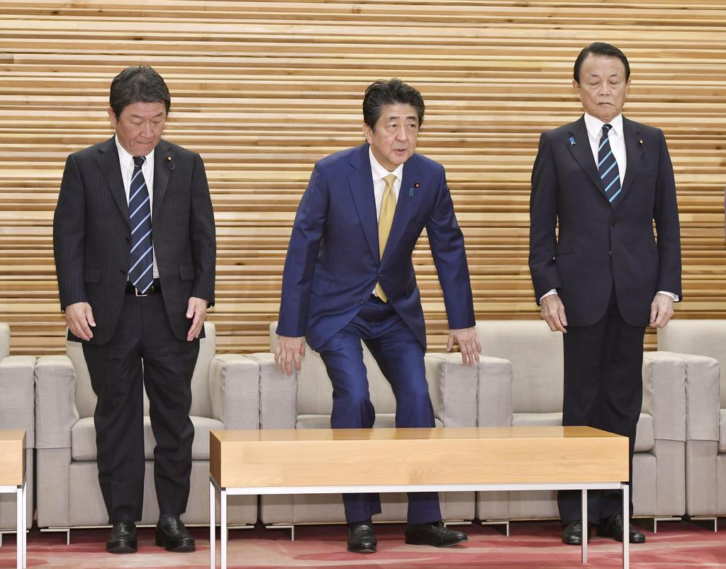 閣議に臨む(左から)茂木外相、安倍首相、麻生財務相=28日午前、首相官邸