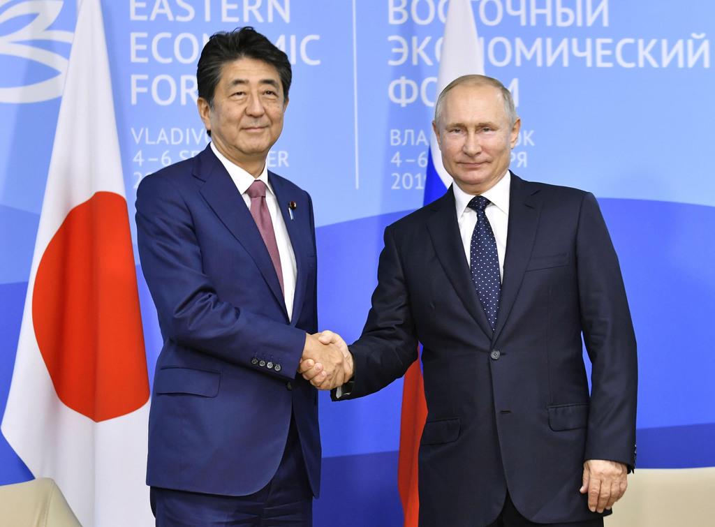2019年9月、会談前に握手するロシアのプーチン大統領(右)と安倍晋三首相=ロシア・ウラジオストク(共同)
