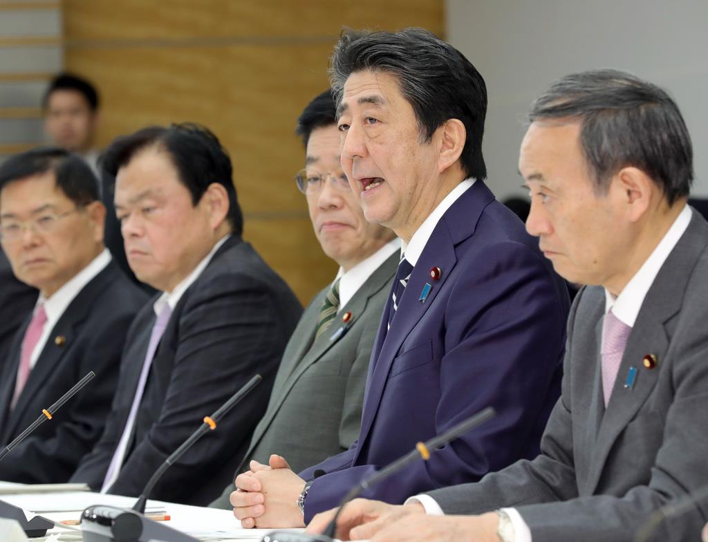 新型コロナウイルス感染症対策本部で発言する安倍晋三首相(手前から2人目)=3月5日午後、首相官邸(春名中撮影)
