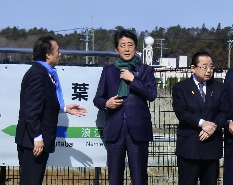 双葉町の伊沢史郎町長(左から3番目)に特産のタオルを巻いてもらった安倍晋三首相(同4番目)=3月7日、福島県双葉町(市岡豊大撮影)