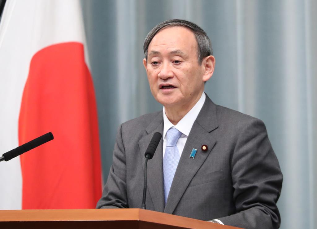 会見に臨む菅義偉官房長官=24日、首相官邸(春名中撮影)
