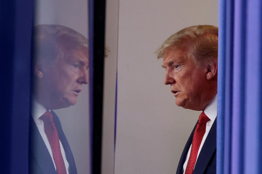 新型コロナウイルスのブリーフィングに臨むトランプ米大統領=25日、ホワイトハウス(ロイター)