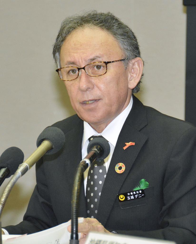 最高裁判決を受け、記者会見する沖縄県の玉城デニー知事=26日午後、沖縄県庁