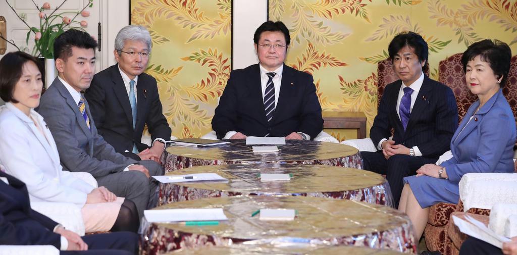 政府と与野党による連絡協議会の初会合に臨む与野党の担当者ら。中央は西村明宏官房副長官=3月19日午後、国会内 (春名中撮影)