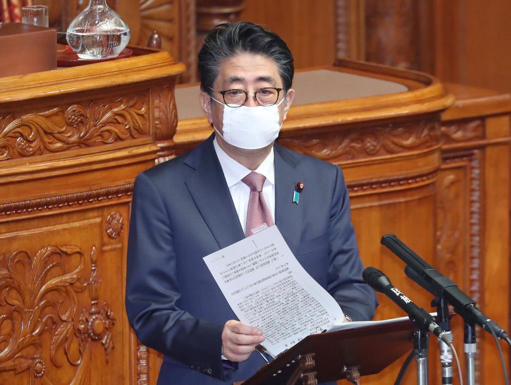 参院本会議で、新型コロナ特措法に基づく2020年東京五輪延期等の質疑に答弁を行う安倍晋三首相=3日午前、国会(春名中撮影)