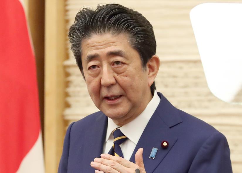 緊急事態宣言を発令し会見で国民に協力を呼びかける安倍晋三首相=7日午後、首相官邸(春名中撮影)