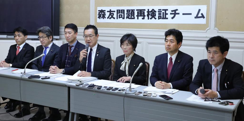 森友問題再検証チームを発足し会見に臨む野党各党の役員。中央は立憲民主党・川内博史座長=3月18日、国会内(春名中撮影)