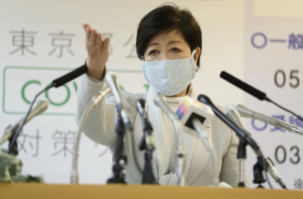 記者会見に臨む小池百合子都知事=10日午後、東京都新宿区の東京都庁(佐藤徳昭撮影)