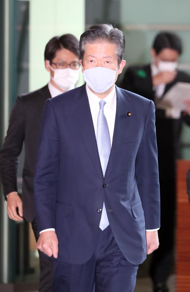 首相官邸に入る公明党の山口那津男代表=15日午前(春名中撮影)