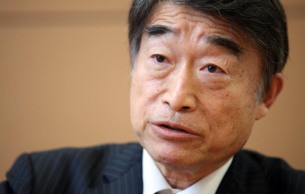 インタビューに応じる根本匠前厚労相=16日午後、東京都千代田区(川口良介撮影)