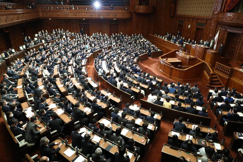 「3密」状態のまま令和2年度補正予算案を全会一致で可決した衆院本会議=4月29日午後、国会(春名中撮影)