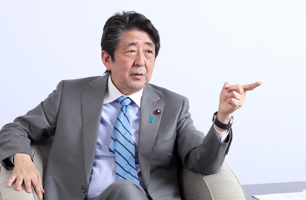 産経新聞の取材に応じる安倍晋三首相=7日午後、首相官邸(春名中撮影)