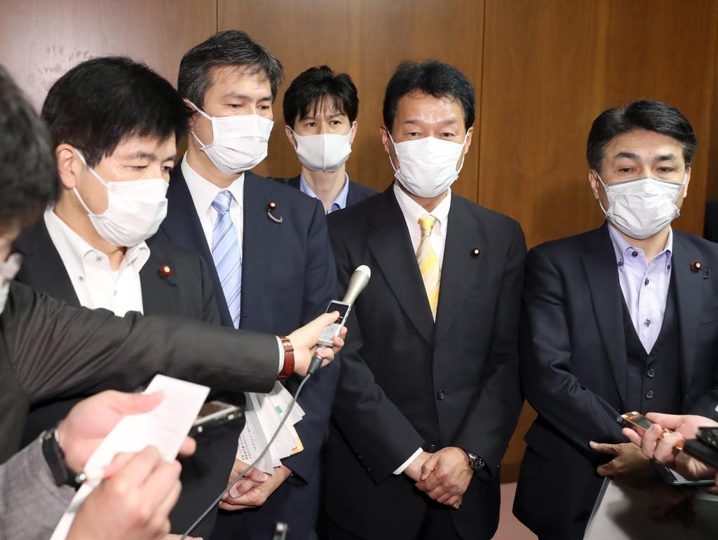 衆院内閣委員会での武田良太担当相の答弁をめぐり紛糾、退席し、記者団の質問に答える(左から)野党共同会派の今井雅人氏、国民民主党・後藤祐一氏、大島敦氏、立憲民主党・黒岩宇洋氏ら=13日午前、国会内(春名中撮影)