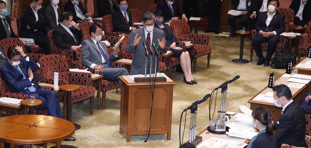 参院予算委員会で答弁を行う政府専門家会議・尾身茂副座長。左は安倍晋三首相、右は立憲民主党・福山哲郎幹事長=11日午後、国会・参院第1委員会室(春名中撮影)