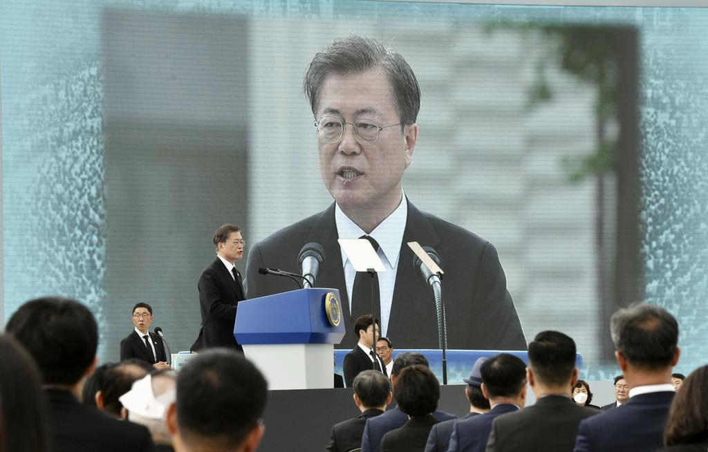 18日、韓国・光州で開かれた光州事件の式典で演説する文在寅大統領(共同)