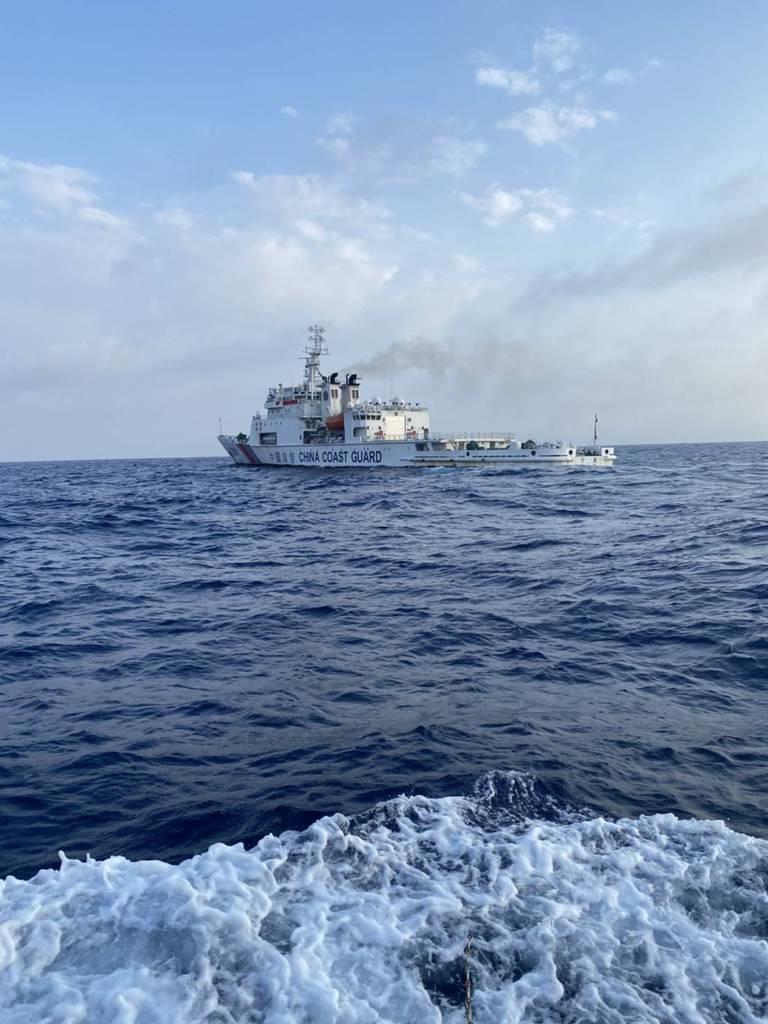 尖閣諸島周辺の領海で日本漁船を追尾した中国海警局の船＝５月１０日（金城和司さん提供）