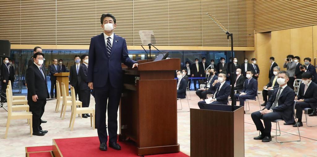 新型コロナウイルス感染症に伴う緊急事態宣言の全面解除を表明する安倍晋三首相=25日午後、首相官邸(春名中撮影)