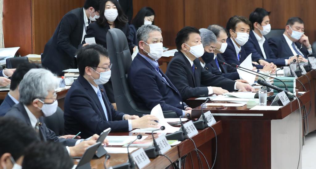 衆院憲法審査会に臨む与野党の委員ら。中央は佐藤勉会長=28日午前、国会・衆院第18委員室(春名中撮影)