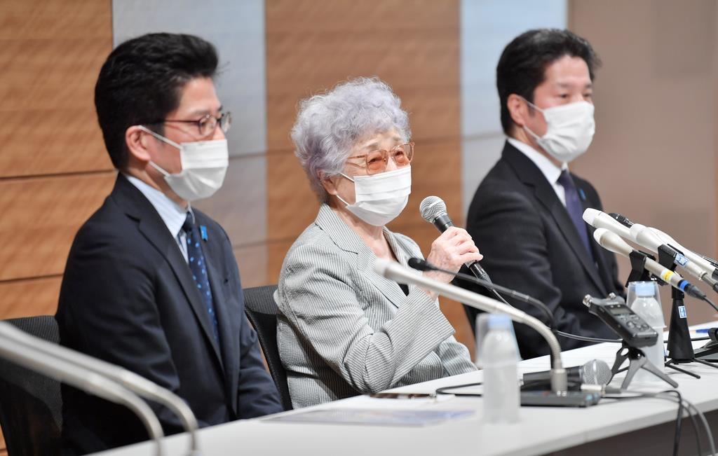 横田滋さんが亡くなったことを受け、会見する(左から)横田拓也さん、早紀江さん、哲也さん=9日午後、東京都千代田区(宮崎瑞穂撮影)
