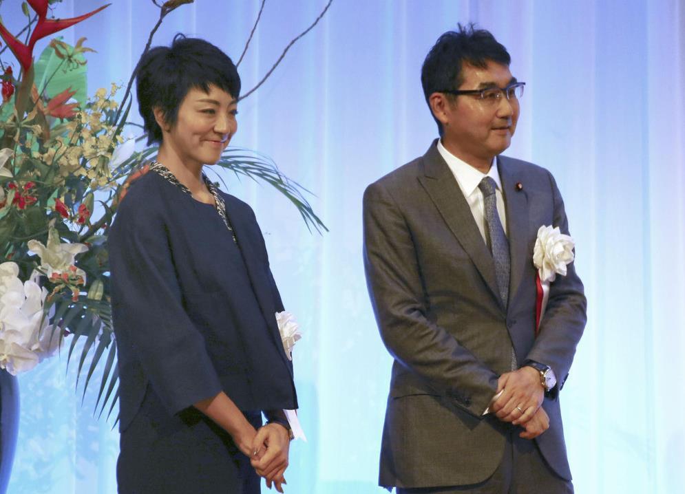 広島市のホテルで開かれた政治資金パーティーで、ステージに立つ河井克行容疑者（右）と、誕生日を迎えた妻の案里容疑者＝２０１９年９月