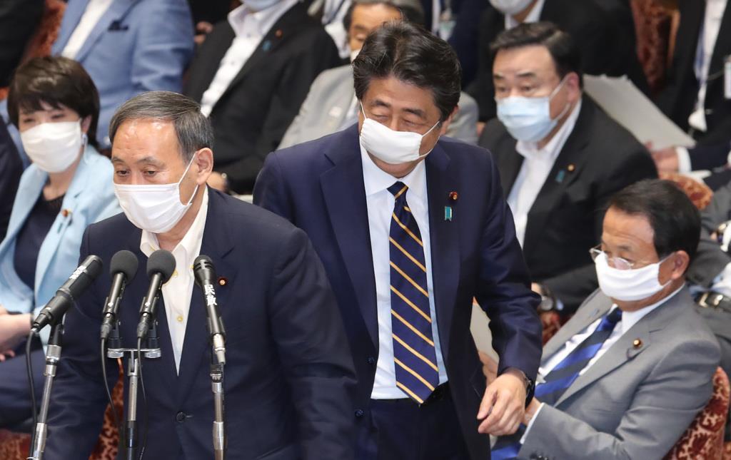 「ポスト安倍」レースの行方は、菅義偉官房長官(左)と安倍晋三首相(中央)、麻生太郎副総理兼財務相(右)ら「3A+S」がカギを握る=6月9日、衆院第1委員室(春名中撮影)