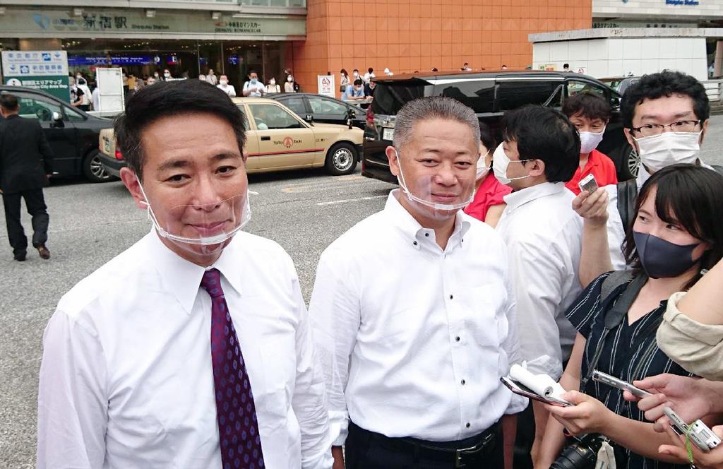 東京都知事選(5日投開票)の応援演説後、記者団の質問に答える国民民主党の前原誠司元外相(左)と日本維新の会の馬場伸幸幹事長(同2人目)=3日午後、東京都新宿区(千田恒弥撮影)